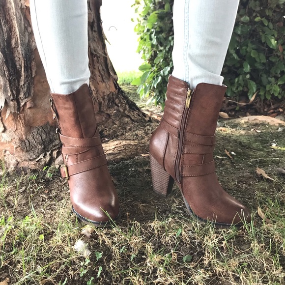 Shoes - Brown distress vegan leather chunky heel boots✨